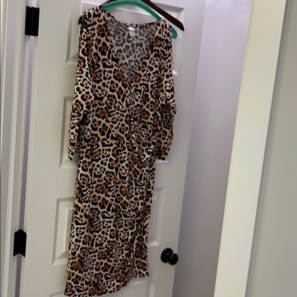 👗 🌟3 X HOST PICK🌟👗 VENUS (NWOT) Animal print dress